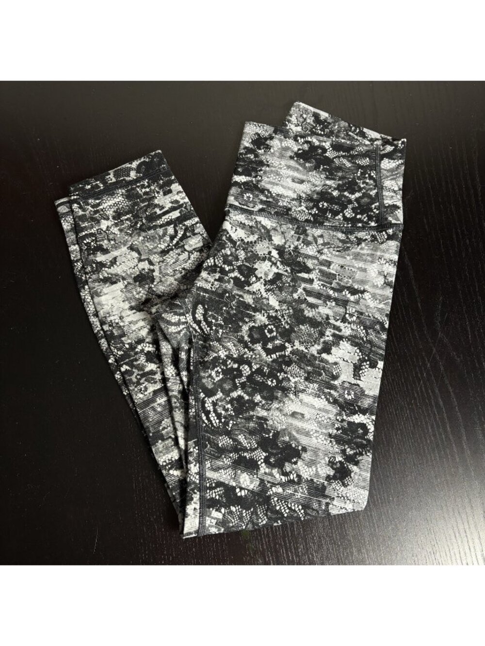 LULULEMON Womens Size 6 Black Lace Print Wunder Under Cropped Leggings